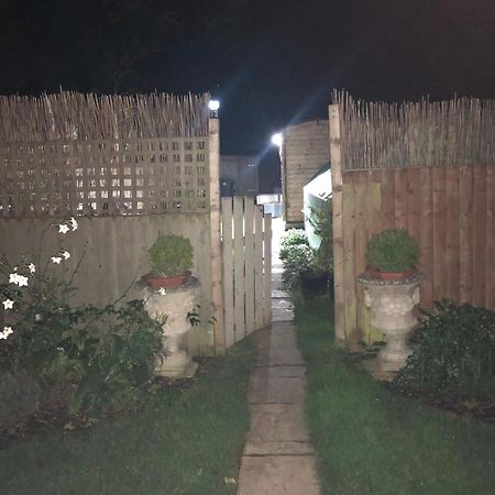 Cosy Garden Log Cabin Солсбъри Екстериор снимка