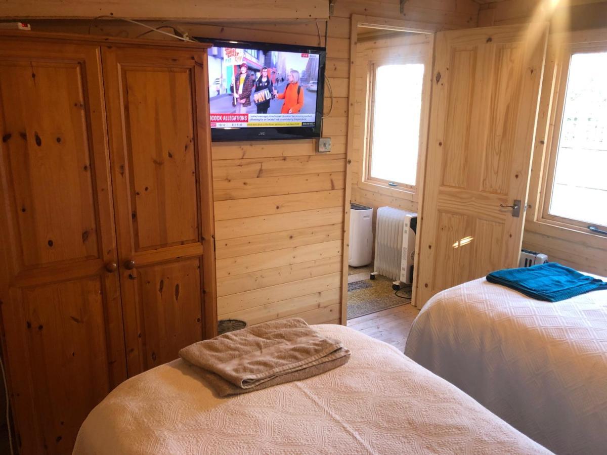 Cosy Garden Log Cabin Солсбъри Екстериор снимка