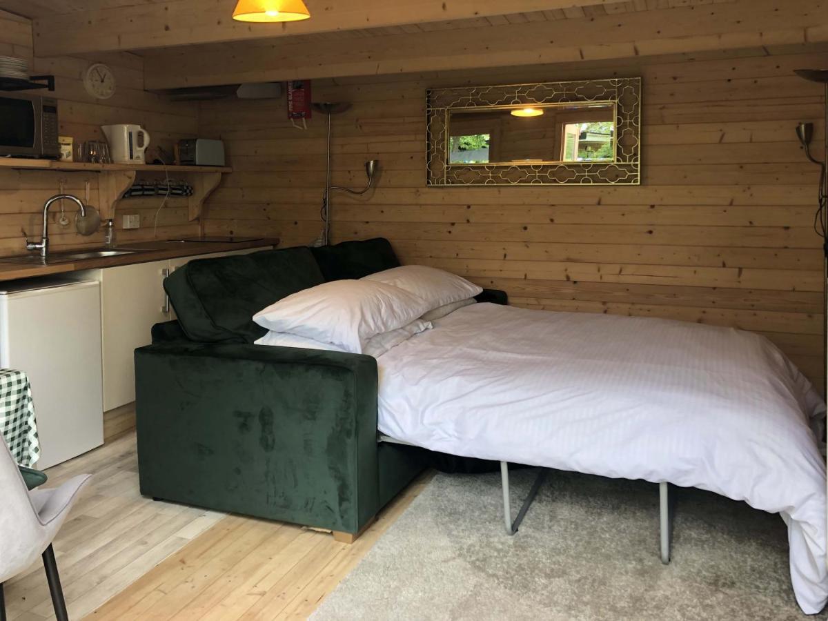 Cosy Garden Log Cabin Солсбъри Екстериор снимка