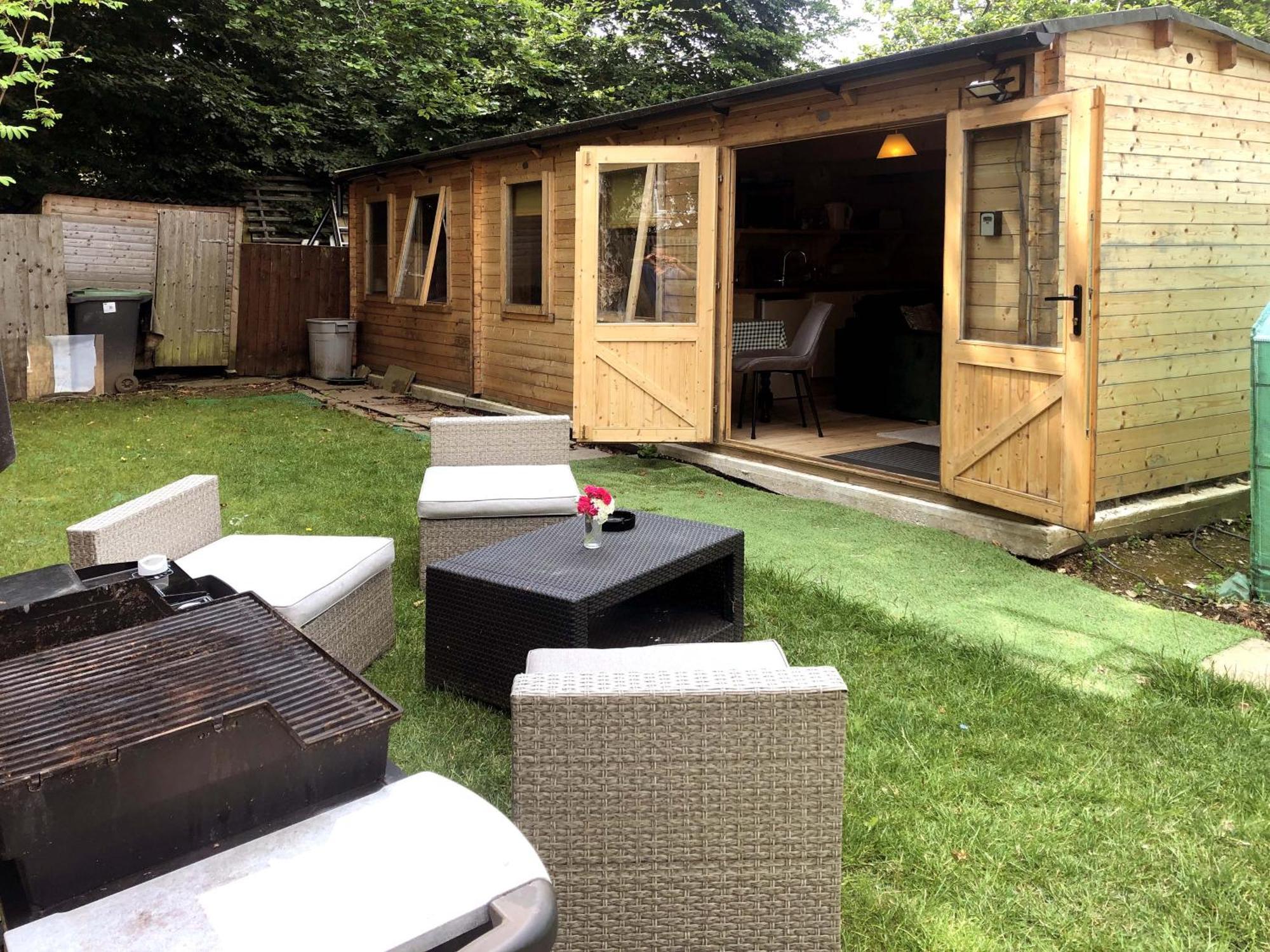 Cosy Garden Log Cabin Солсбъри Екстериор снимка