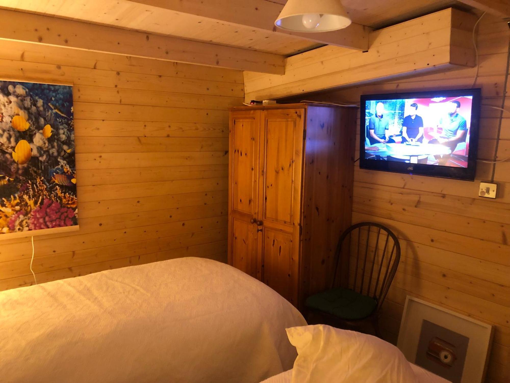 Cosy Garden Log Cabin Солсбъри Екстериор снимка