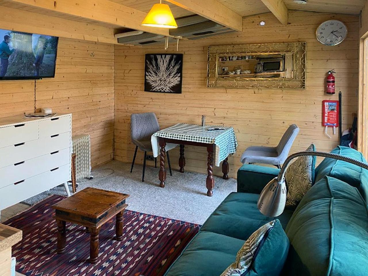 Cosy Garden Log Cabin Солсбъри Екстериор снимка