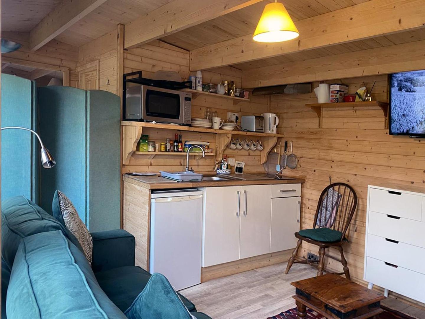 Cosy Garden Log Cabin Солсбъри Екстериор снимка