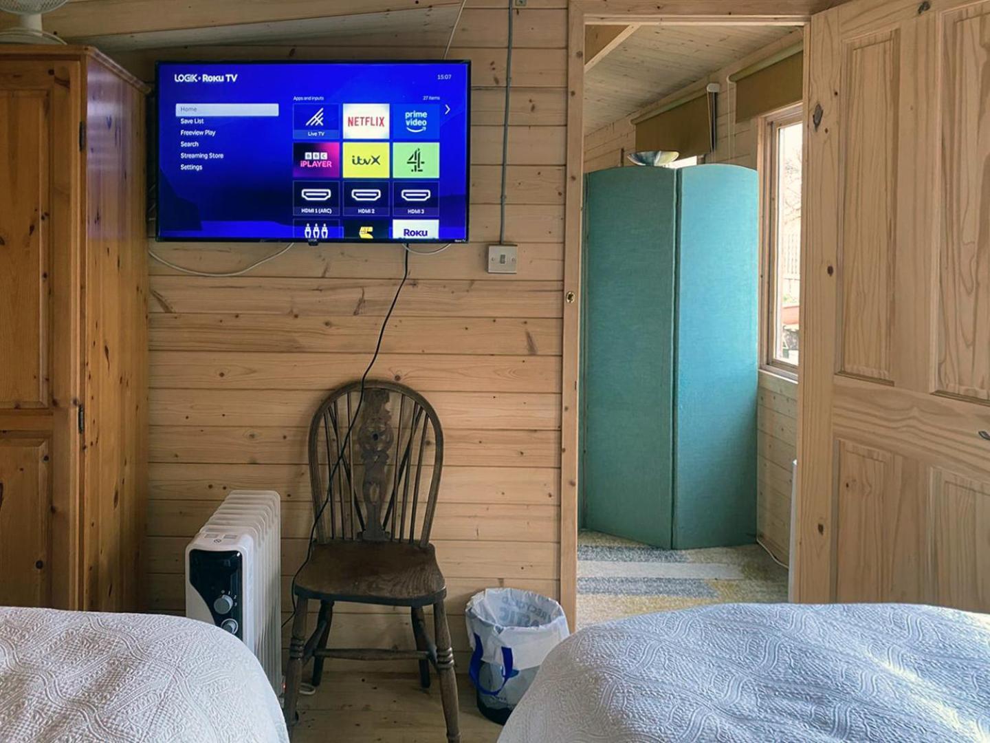 Cosy Garden Log Cabin Солсбъри Екстериор снимка