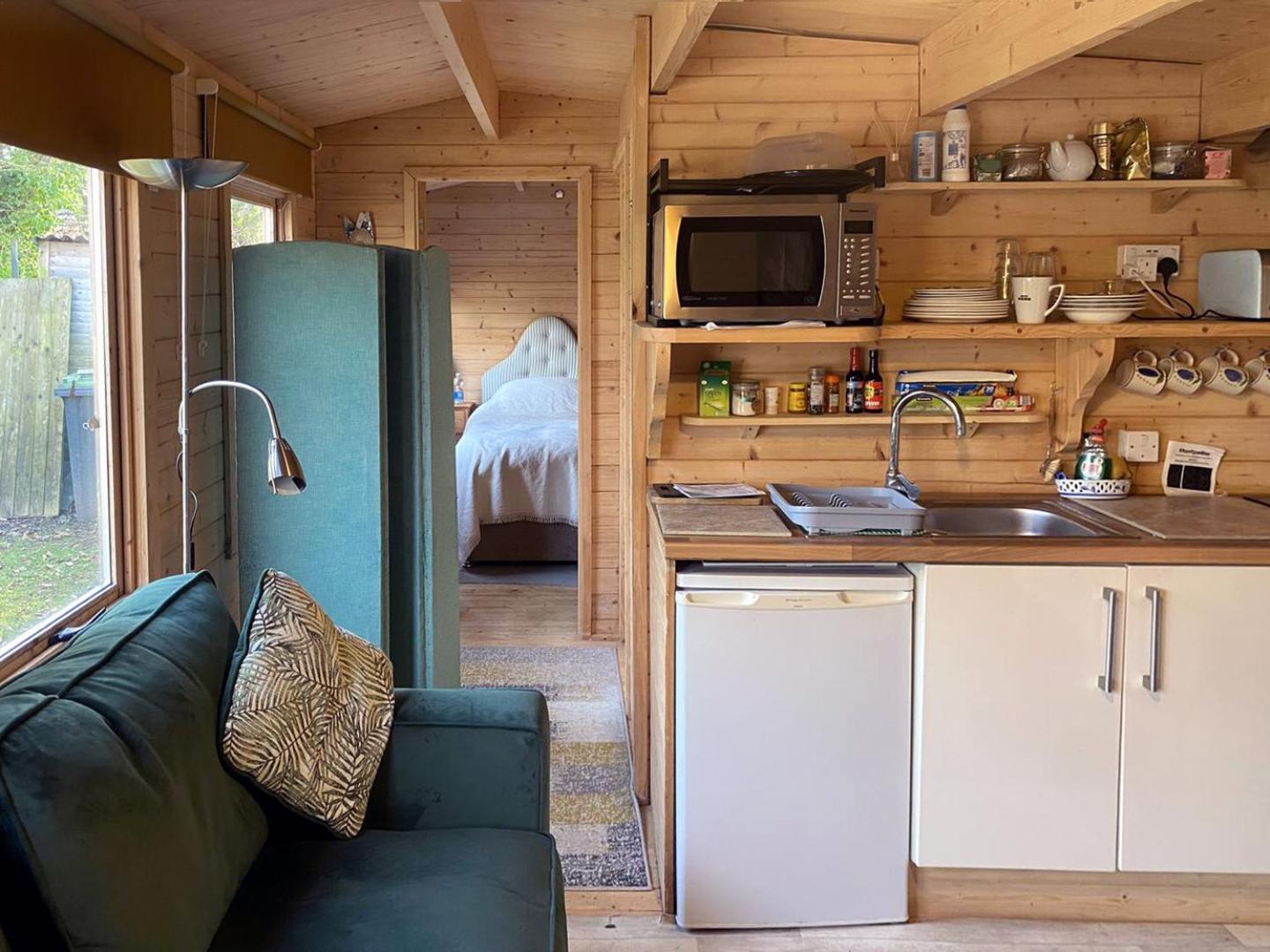 Cosy Garden Log Cabin Солсбъри Екстериор снимка