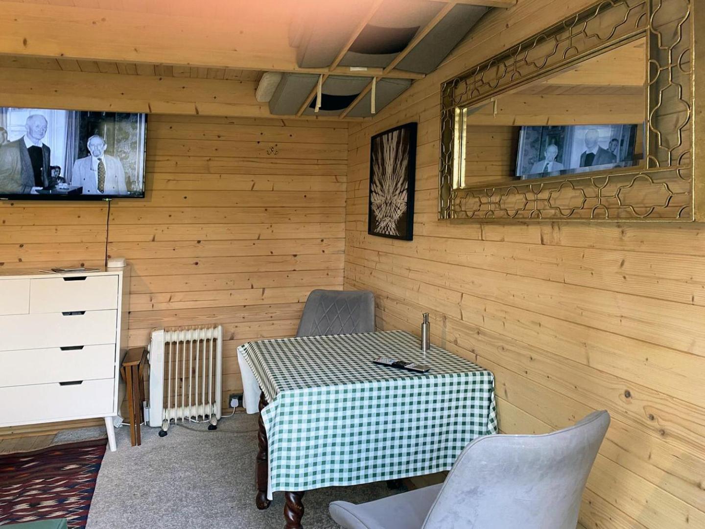 Cosy Garden Log Cabin Солсбъри Екстериор снимка